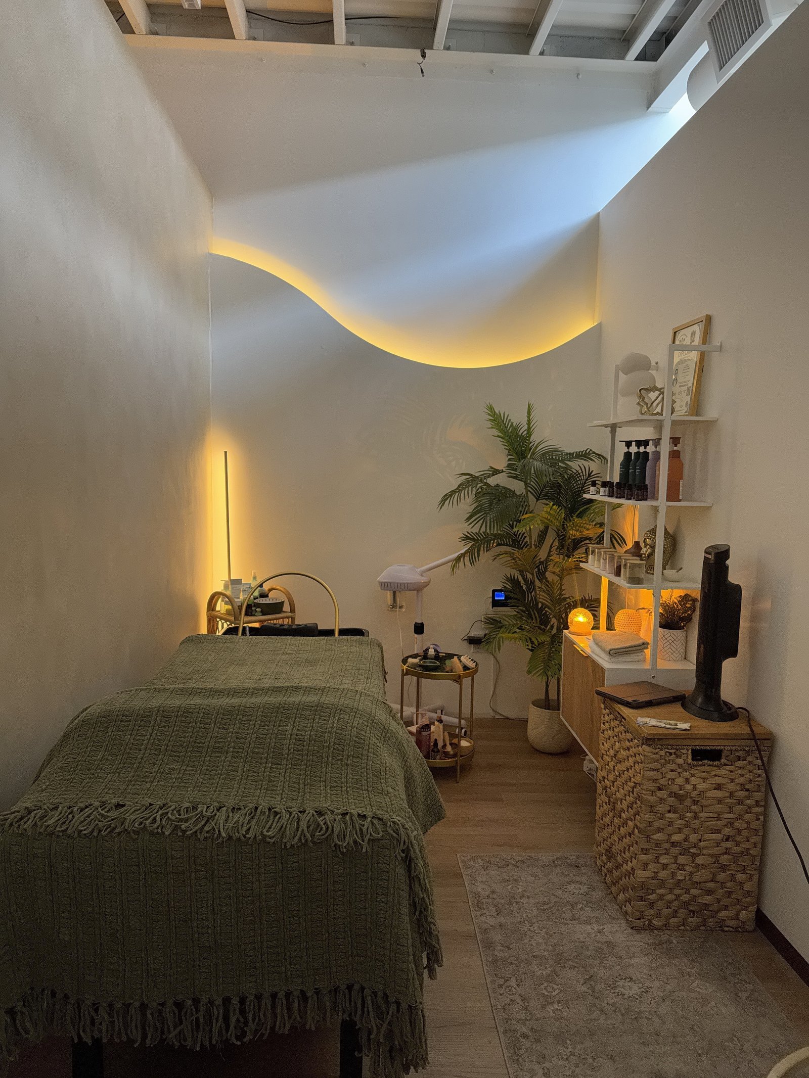 Cabina de tratamiento KIYOI con cama de head spa y pared orgánica con luz cálida